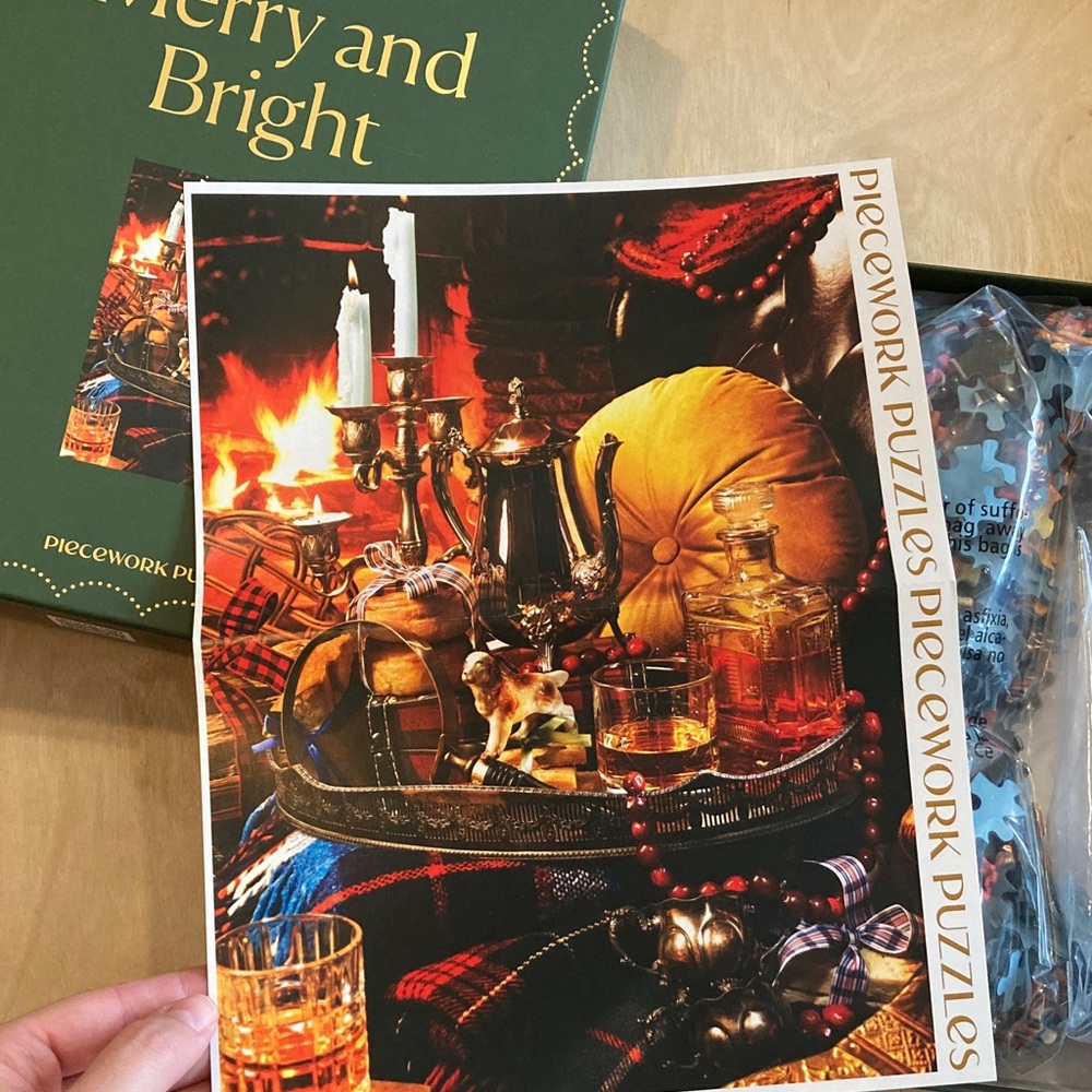 NIB 1000-piece 'Merry and Bright' Jigsaw Puzzle